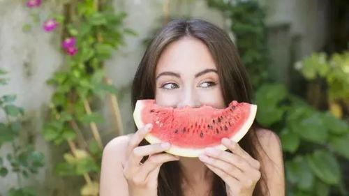 妈妈吃女儿的瓜,瓜田里的温馨瞬间