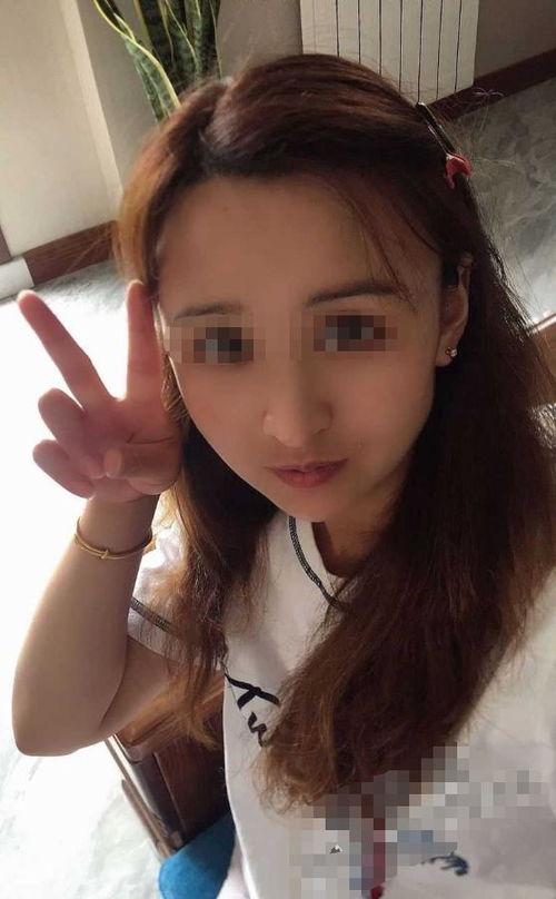 少女吃瓜在家自拍,揭秘宅家生活新潮流