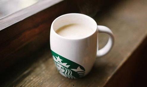 星巴克门口情侣吃瓜,共享悠闲时光