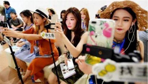 网红集体直播图片欣赏,光影交织，魅力四溢