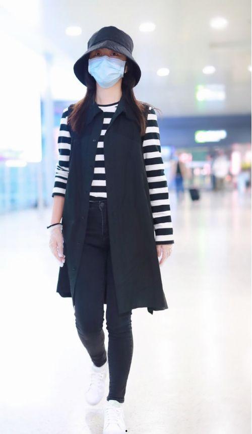 国外明星黑色衣服穿搭,国外明星的时尚黑色穿搭解析